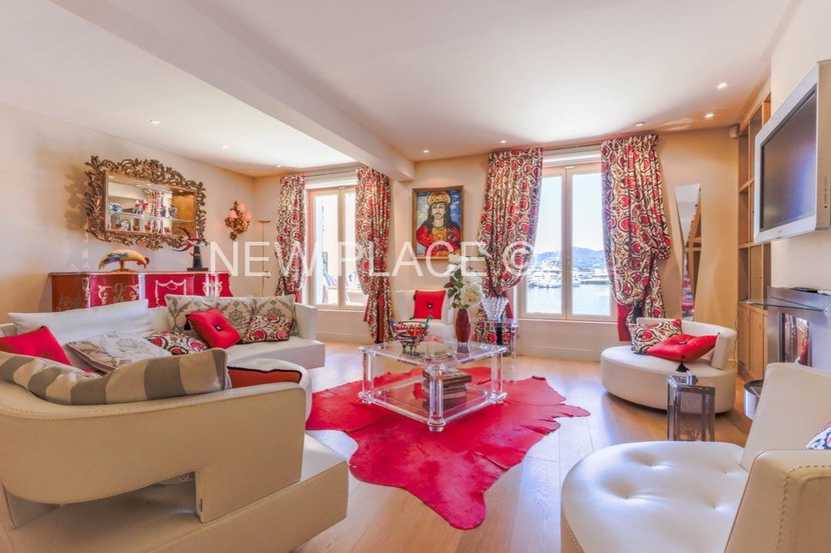 RARE Apartment overlooking the harbor of SaintTropez BAY OF ST