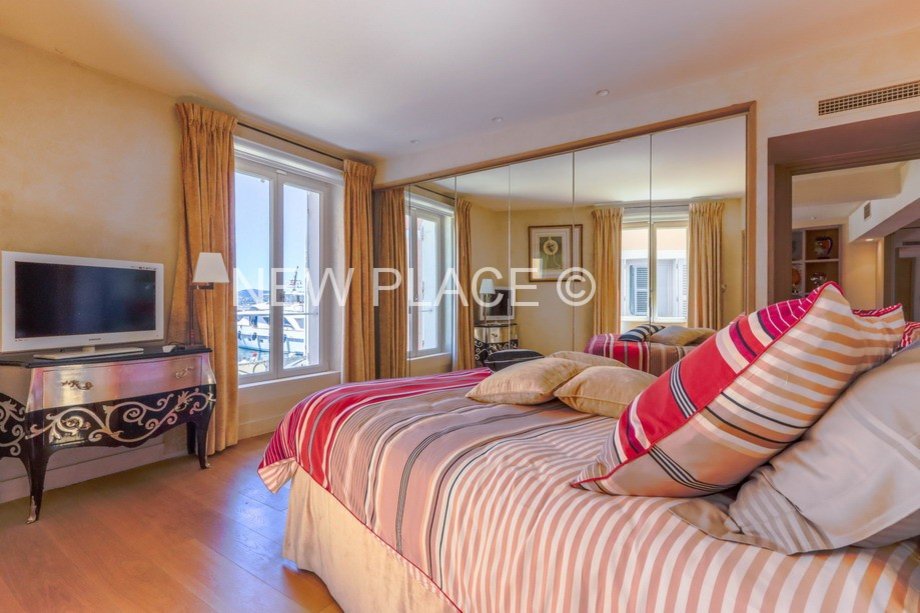 RARE Apartment overlooking the harbor of SaintTropez BAY OF ST